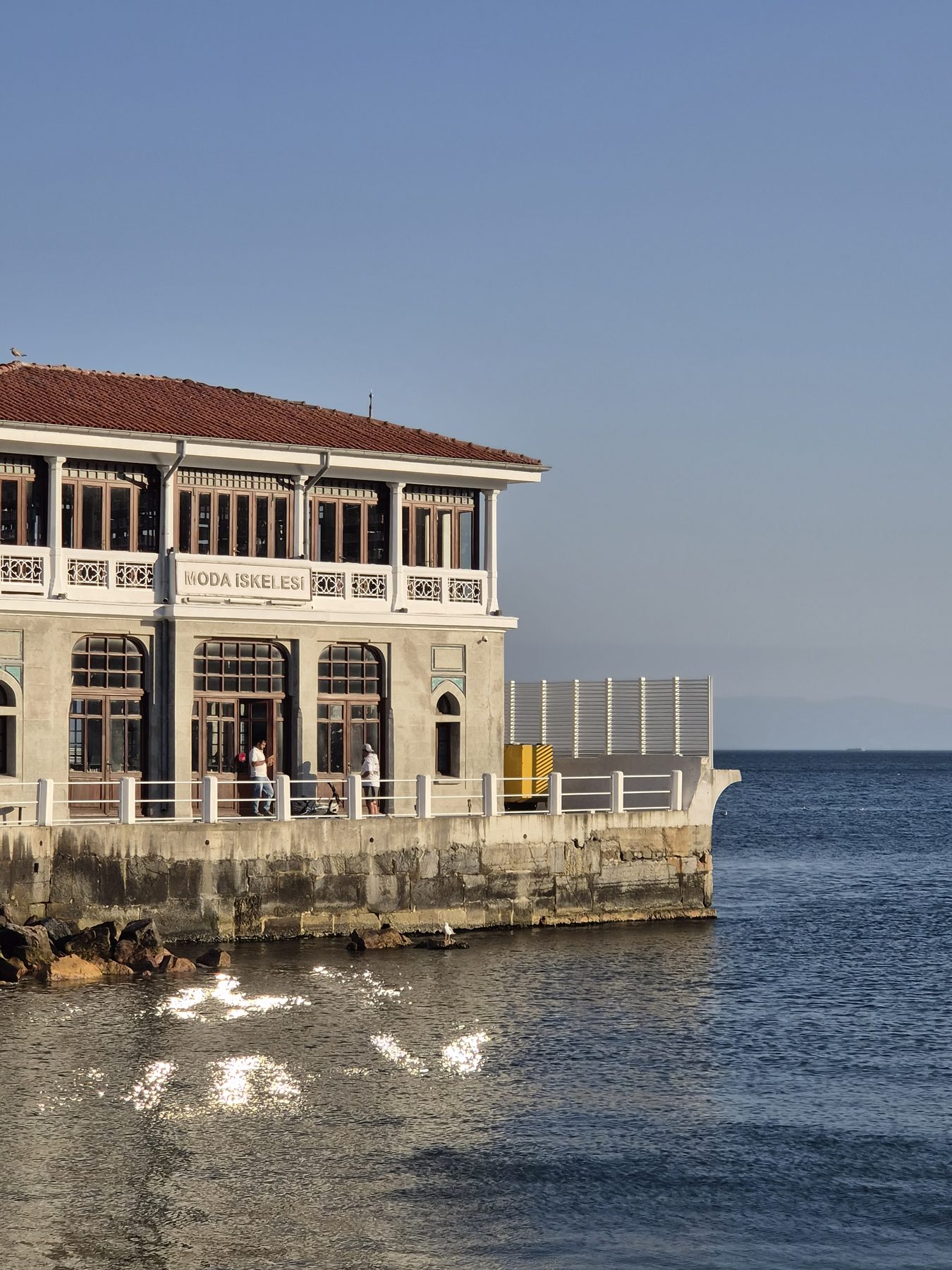 Moda İskelesi, holding its corner of the water.